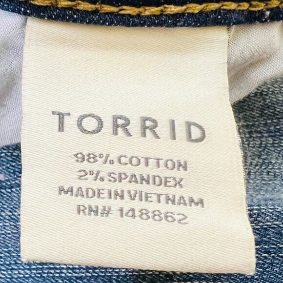 Torrid Boyfriend Bermuda Distressed Jean Shorts Size 24 - Picture 13 of 16